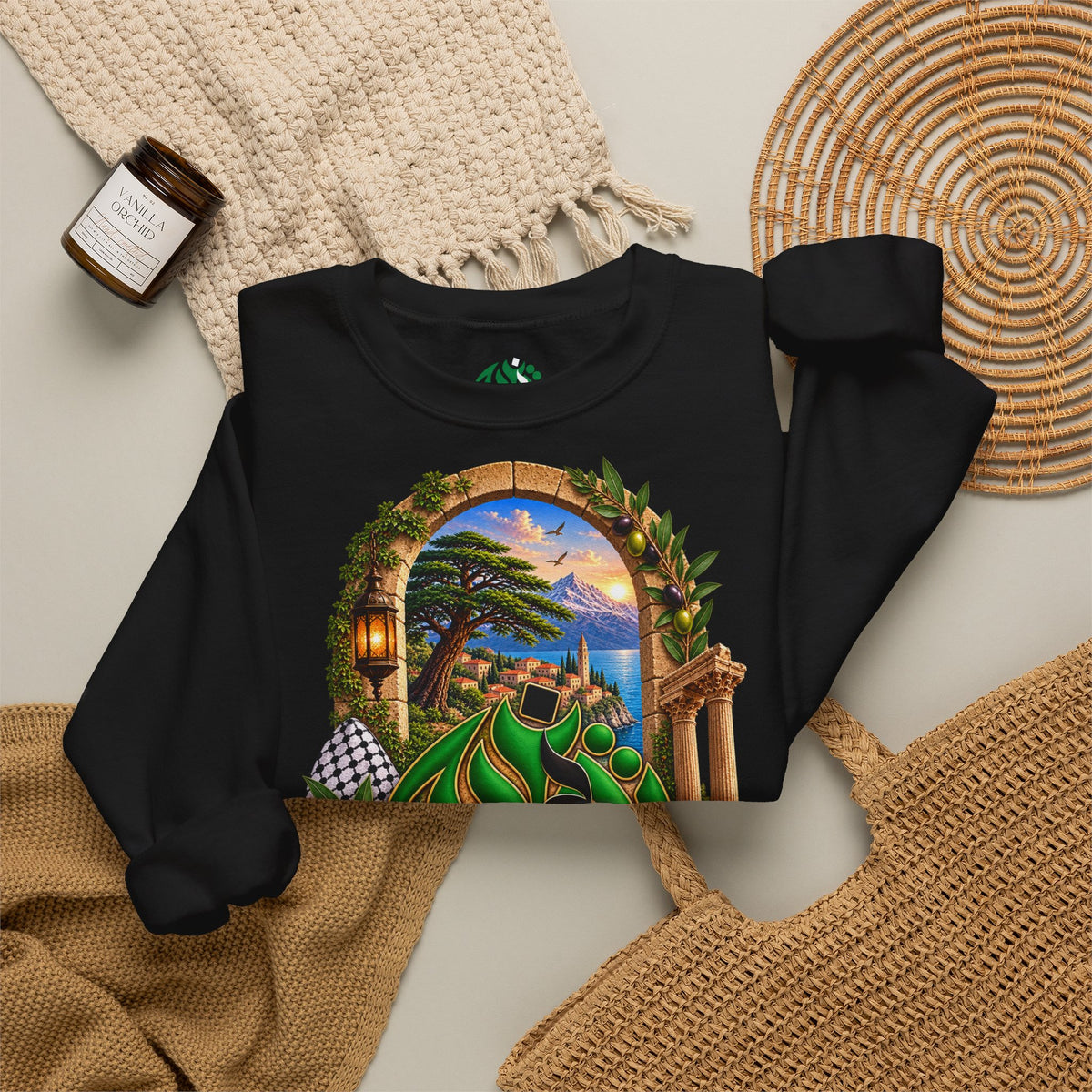 Sweat-shirt à col rond avec calligraphie arabe levantine | Illustration panoramique méditerranéenne