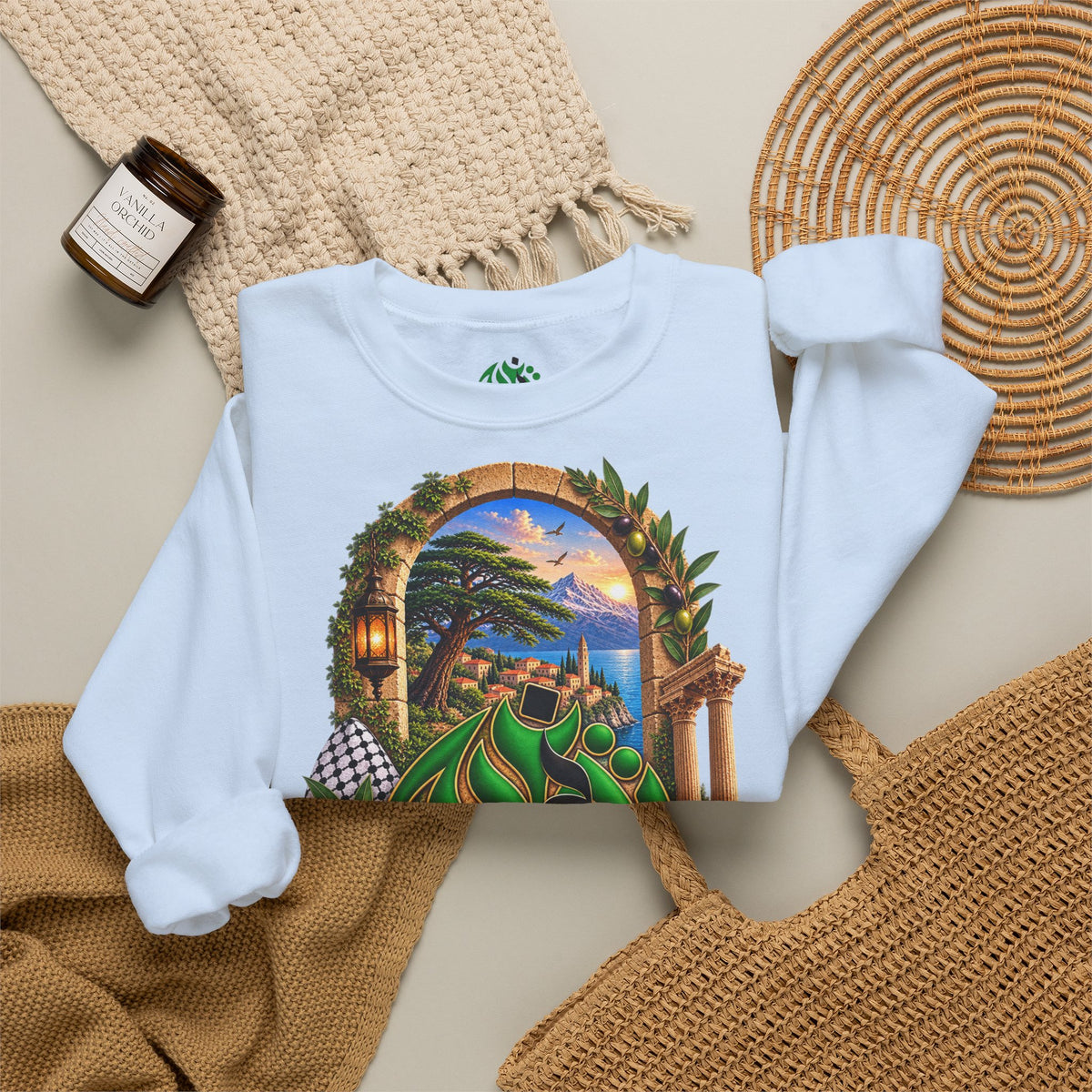 Sweat-shirt à col rond avec calligraphie arabe levantine | Illustration panoramique méditerranéenne